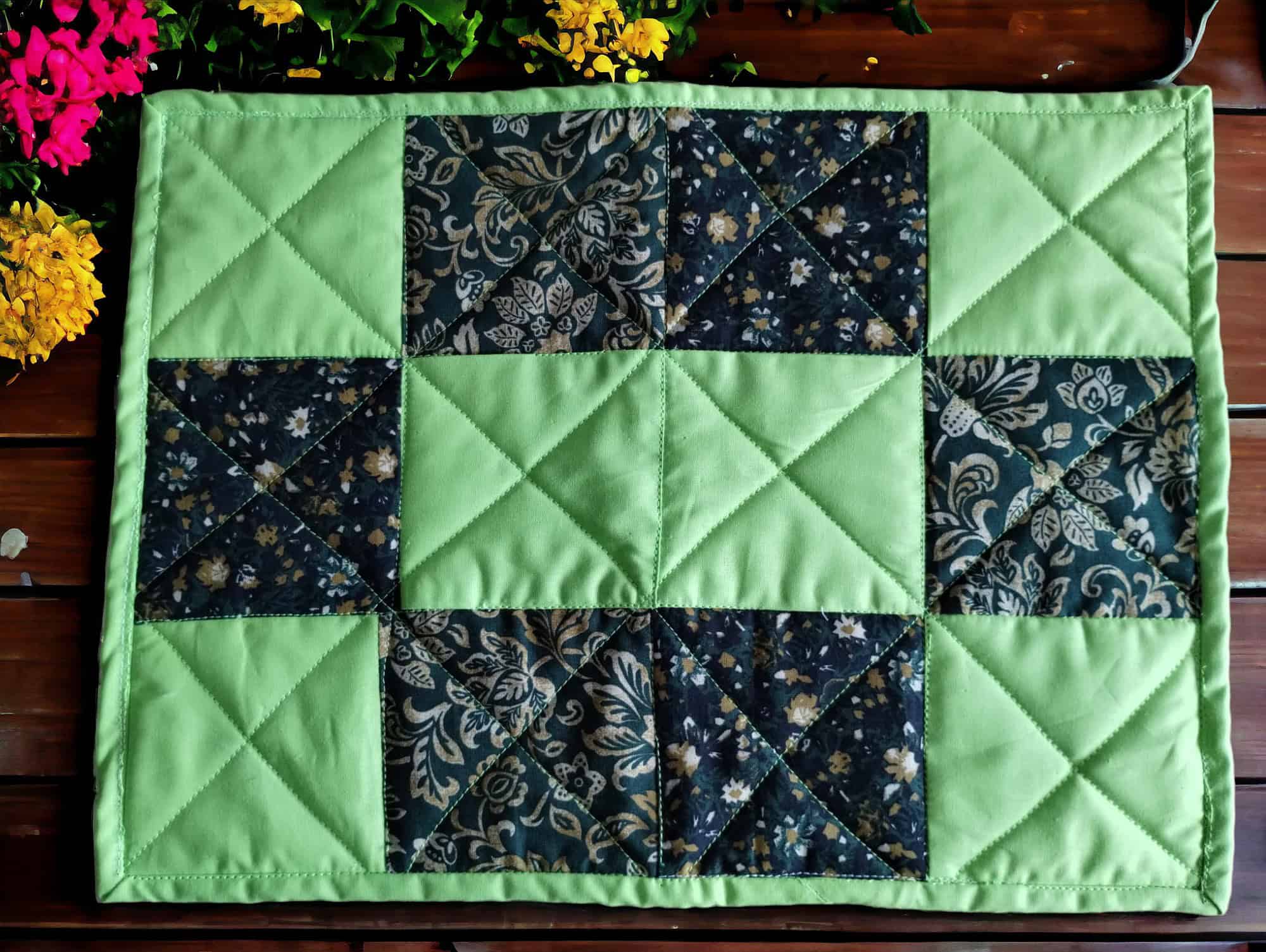 Decor masa handmade 39x26 cm-Photoroom Decor masa handmade 39x26 cm (naproane) verde inchis cu negru - imagine 1