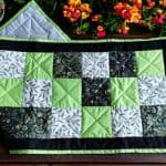 Decor masa handmade 92x36 cm (naproane) verde inchis cu negru si alb