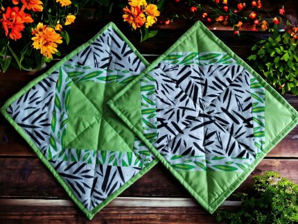 Set 2 bucati decor masa (naproane) verde deschis handmade 36x36