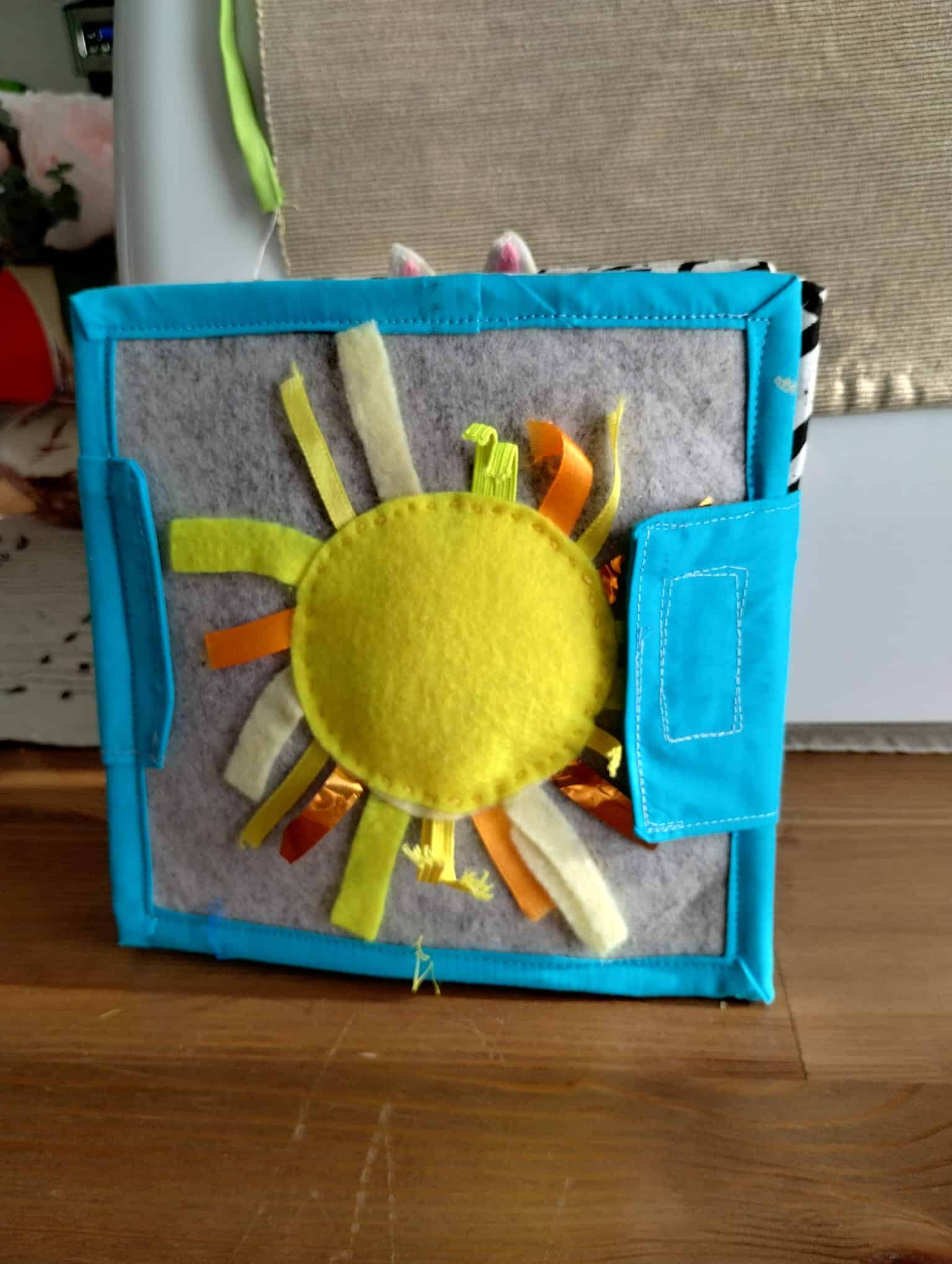 Quiet Book Floarea Soarelui 1 Quiet Book „Floarea Soarelui”, Quiet Book Montessori, Jucărie educativă, Quiet Book de activități (copie) - imagine 1