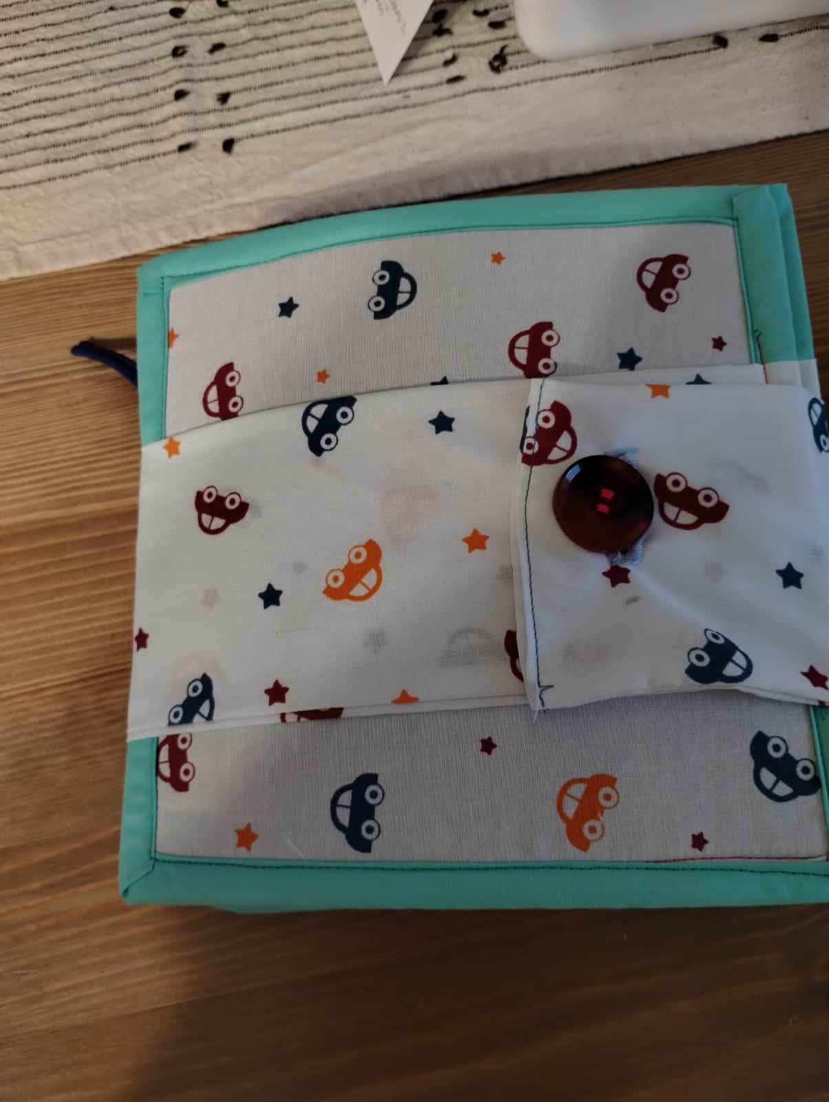Quaiet book Papagalul vesel-1 Set de jucării și croitorie pentru copii cu care pot învăța și se pot distra. Perfect pentru joacă creativă și dezvoltare copil.