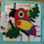 Papagal din fetru pentru activități creative și jocuri educative pentru copii.