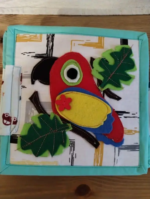 Papagal din fetru pentru activități creative și jocuri educative pentru copii.
