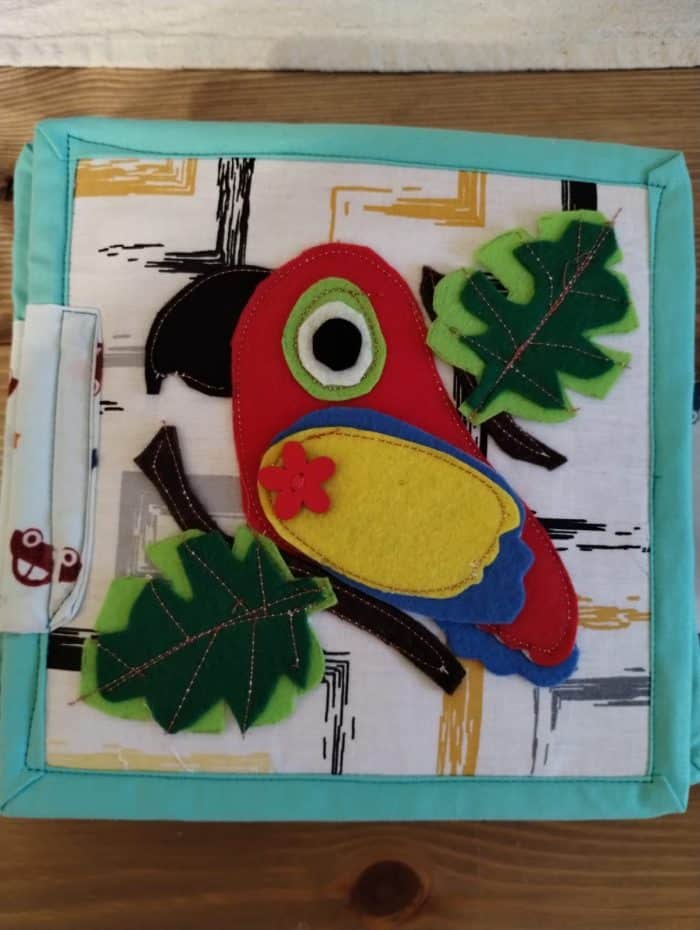Papagal din fetru pentru activități creative și jocuri educative pentru copii.