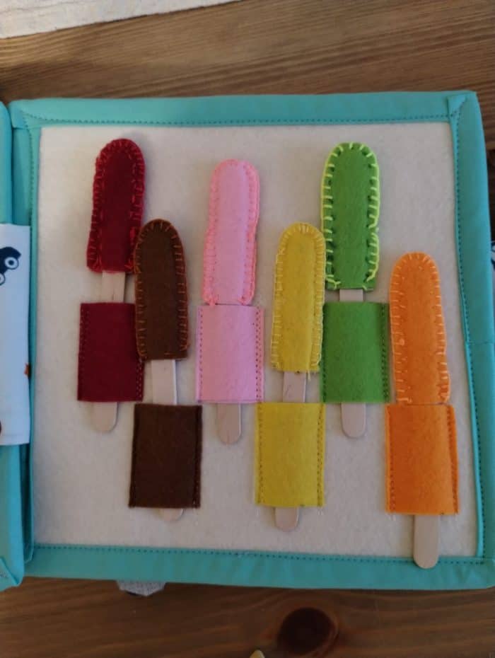 Bastoane din fetru colorate pentru activități creative și educaționale pentru copii.