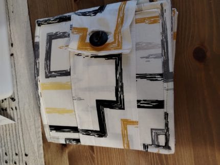 Tabelă de joc de culoare alb-negru și galben, pentru activități educative și creative pentru copii.