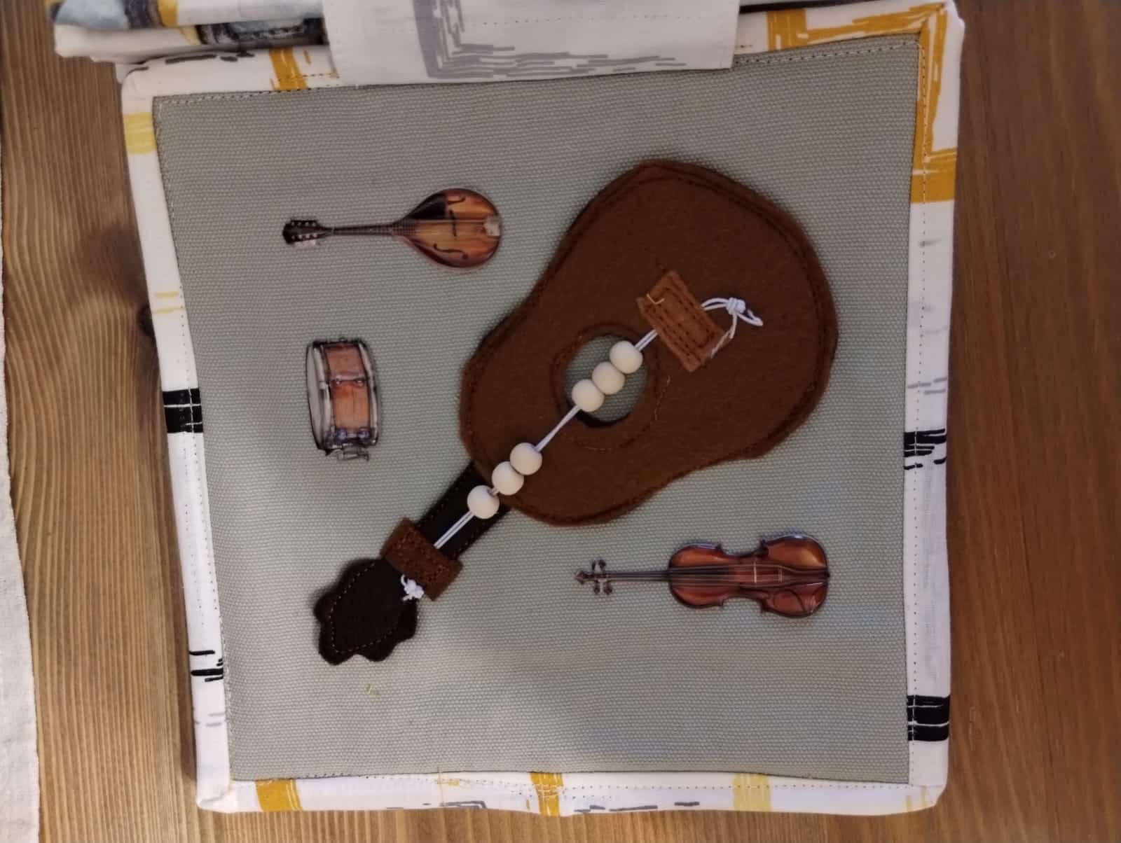 Quiet book Black Cat-3 Jucării de lemn pentru copii, instrumente muzicale și decor pentru joc și învățare. Set oportun pentru dezvoltarea creativității și imaginației.