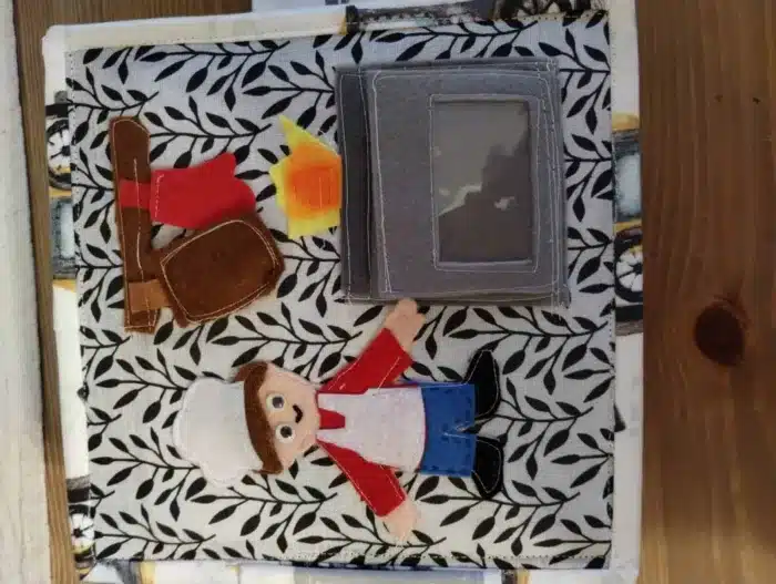 Jucării din fetru pentru copii, totul pentru activități creative și educative. Set de păpuși și accesorii pentru jocuri imaginative.