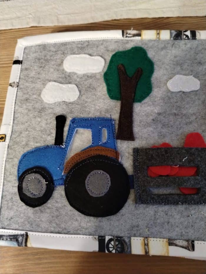 Tractor din fetru cu copac și nori, jucarie creativă pentru copii, activitate manuală educativă.
