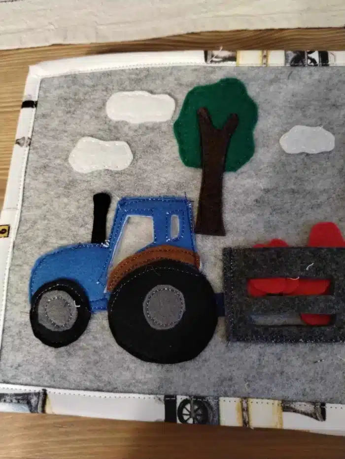 Tractor din fetru cu copac și nori, jucarie creativă pentru copii, activitate manuală educativă.