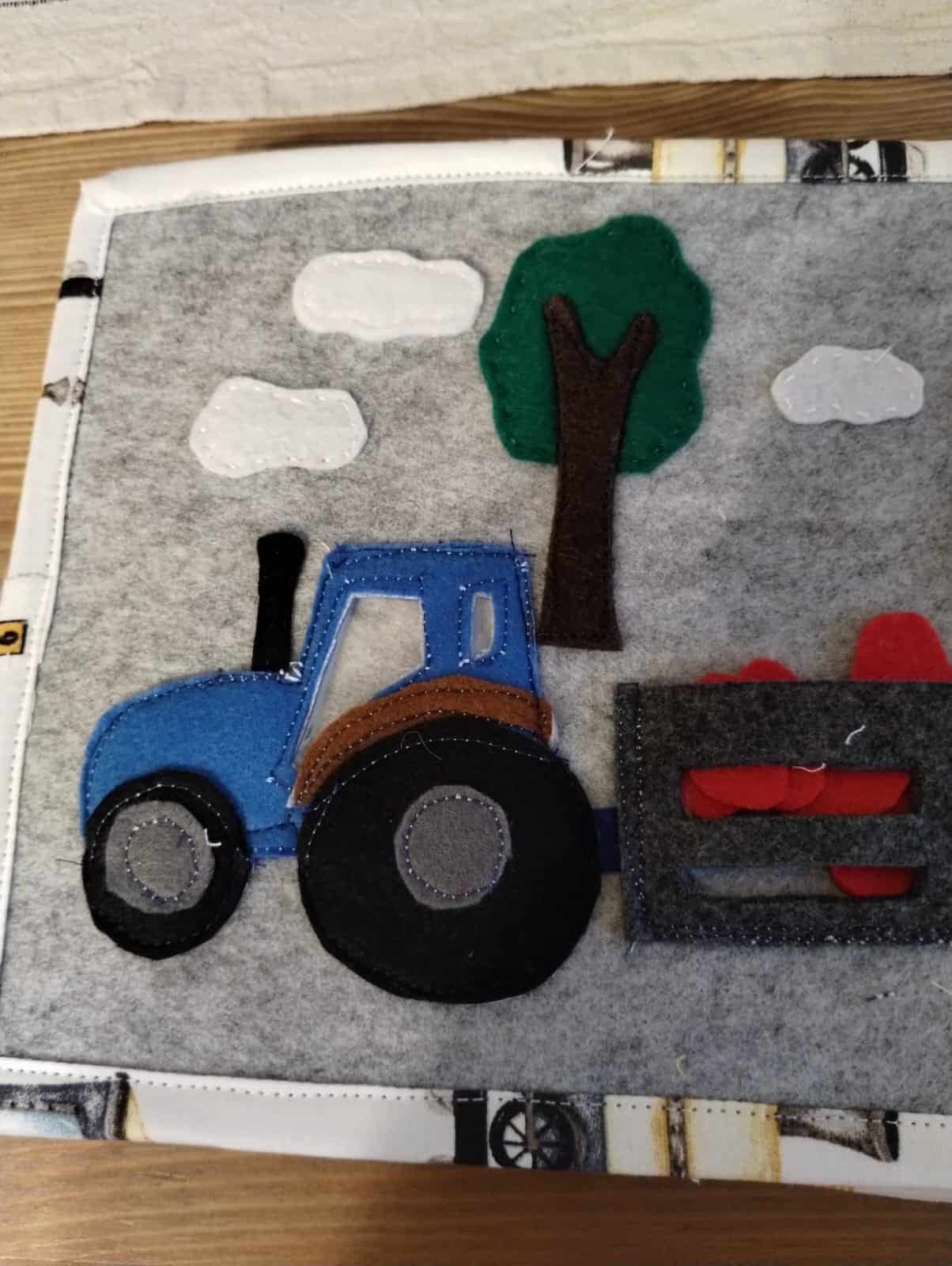 Quiet book Black Cat-8 Tractor din fetru cu copac și nori, jucarie creativă pentru copii, activitate manuală educativă.