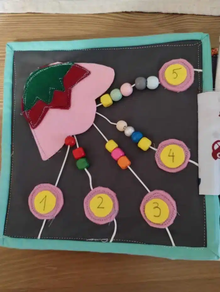 Jucărie educativă din material textil pentru învățarea numerelor și dezvoltarea motricității fine. Ideale pentru copii și activități de învățare.