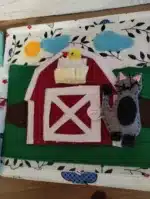 Jucărie educatională din textile cu tematică fermecătoare de fermă, ideală pentru dezvoltarea motricității fine pentru copii.