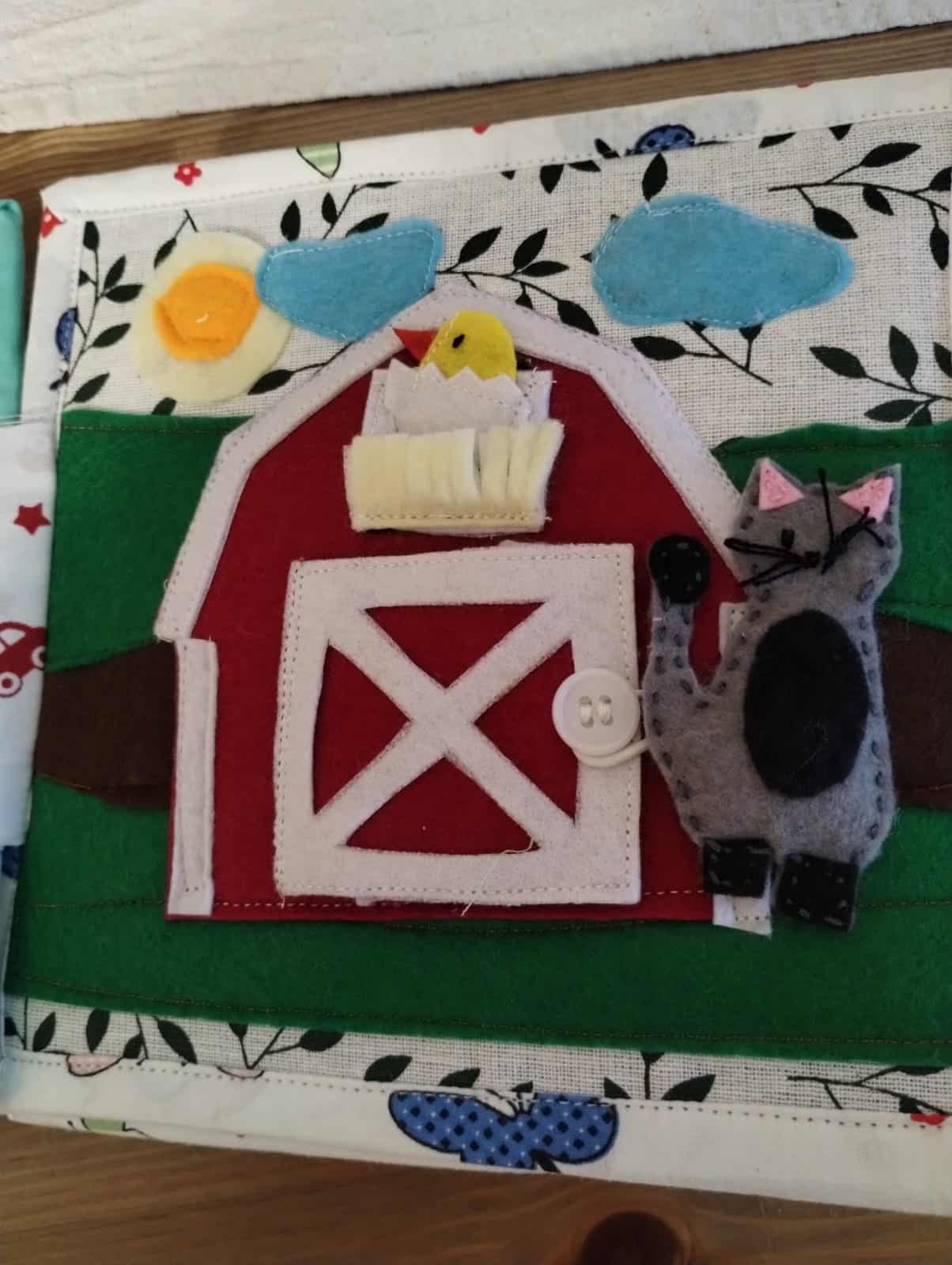 Quiet book Ferma Animalelor-3 Jucărie educatională din textile cu tematică fermecătoare de fermă, ideală pentru dezvoltarea motricității fine pentru copii.