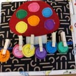 Jucărie de creație din fetru cu panglici și cleme pentru activități de învățare și joc educațional pentru copii.