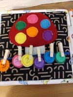 Jucărie de creație din fetru cu panglici și cleme pentru activități de învățare și joc educațional pentru copii.