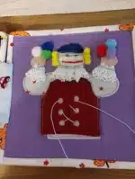 Jucarie manuala din textil și puf, figurina cu măști, pălărie și pantaloni, pentru activități creative și educative, ideală pentru artă și craft.