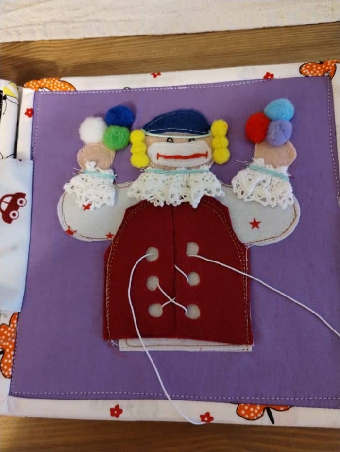 Jucarie manuala din textil și puf, figurina cu măști, pălărie și pantaloni, pentru activități creative și educative, ideală pentru artă și craft.
