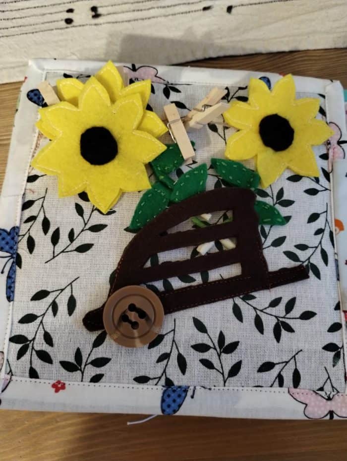 Flori din fetru galbene și o pălărie din material textil, decor pentru proiecte de craft și educație.