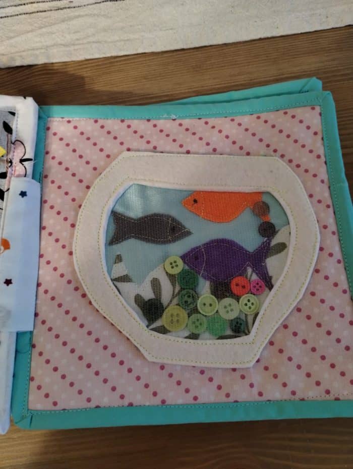 Paletă de activități pentru copii cu animale, butoane și materiale pentru cusut, pentru joc și învățare creative.