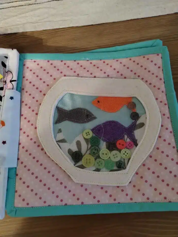 Paletă de activități pentru copii cu animale, butoane și materiale pentru cusut, pentru joc și învățare creative.