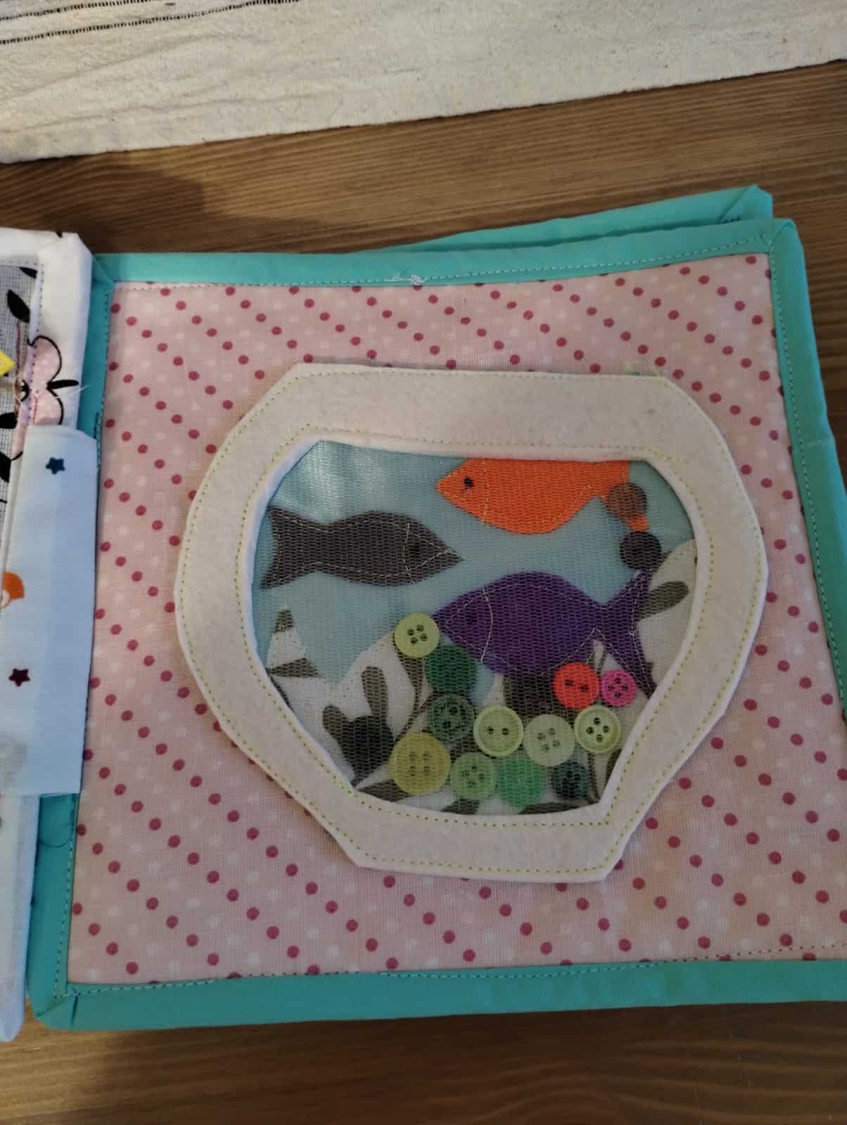 Quiet book Ferma Animalelor-8 Paletă de activități pentru copii cu animale, butoane și materiale pentru cusut, pentru joc și învățare creative.