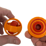 Jucării și accesorii din plastic colorat pentru copii și activități creative.