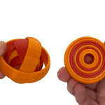 Jucării din plastic pentru copii, modele colorate și distractive.