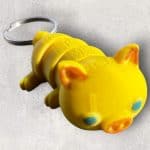 Jucărie keychain porcușor Galben, material moale și durabil pentru copii și colecție de accesorii.