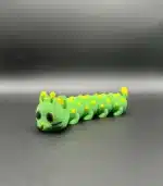 Model de insectă din lemn pictat manual, jucărie educativă și decorativă pentru copii.