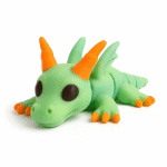 Jucărie de pluș cu un dragon verde, cu coarne portocalii și detalii drăguțe de joacă.