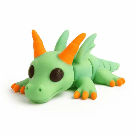 Jucărie de pluș cu un dragon verde, cu coarne portocalii și detalii drăguțe de joacă.