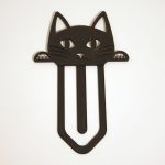 Lustra pentru birou cu design de pisică neagră din lemn sau plastic.